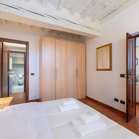 Guesthost - Piazza San Bartolomeo Bright&comfy X4 Apartment Parma