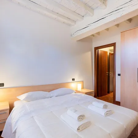 Guesthost - Piazza San Bartolomeo Bright&comfy X4 Apartment Parma