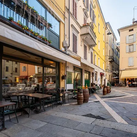 Guesthost - Piazza San Bartolomeo Bright&comfy X4 Apartment Parma