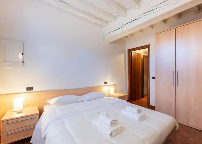 Guesthost - Piazza San Bartolomeo Bright&comfy X4 Apartment Parma